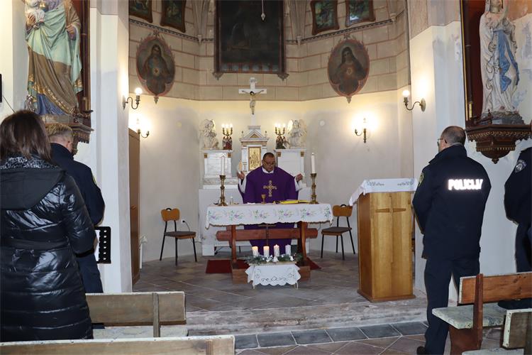 Slika /PU_KK/Vijesti/2024/12/Misa - Božić (3).JPG